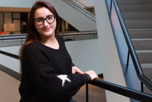 Originaire de Tunisie, Ghalia Dhaoui est arrivée à l’EPFL pour faire un bachelor en micro-ingénierie. Au printemps prochain, elle obtiendra son diplôme de la toute première promotion de master en sciences et ingénierie quantiques de l’EPFL, où elle est spécialisée dans le matériel quantique.