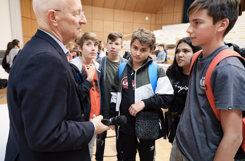  l’EPFL accueille chaque année les classes romandes de 7ème et 8ème pour une journée de découverte des sciences et domaines techniques.