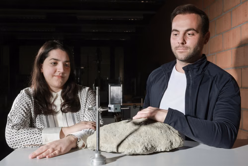 Des scientifiques de l'EPFL et de l'Université de Lausanne ont utilisé une puce initialement conçue pour les sciences de l'environnement afin d’étudier les propriétés de la formation du biociment. Ce dernier a le potentiel de remplacer les liants traditionnels du ciment dans certaines applications de génie civil. Ariadni Elmaloglou, doctorante, et Dimitrios Terzis, l'un de ses directeurs de thèse.