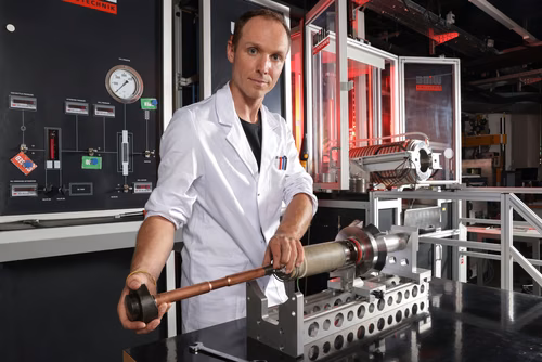 Des scientifiques de l’EPFL apportent de nouvelles réponses à l’exploration de la géothermie de très grande profondeur, dite supercritique. Grâce à des simulations et des expériences en laboratoire, ils ont pu démontrer que la roche située entre cinq et huit kilomètres dans la croûte terrestre est aussi perméable aux fluides.
