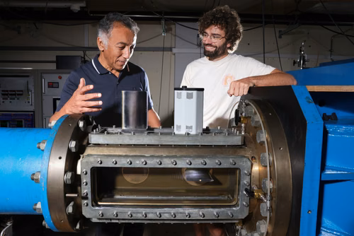 Un doctorant en génie mécanique de l’EPFL a développé une technologie ingénieuse qui permettrait d’éliminer les vibrations induites par l’écoulement dans les machines tournantes, comme les hélices de bateaux, turbines, pompes ou autres éoliennes. Sa découverte sort d’une imprimante 3D et vient d’être brevetée. Thomas Berger (à droite), doctorant, et Mohamed Farhat, directeur de thèse