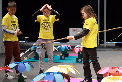 La 10ème édition du championnat de science par équipes, "Curieux et inventifs", permet à des jeunes filles et garçons de 8 à 15 ans de développer leur goût de la réflexion et de la recherche scientifique. Ils peuvent ainsi dévoiler leur inventivité dans une ambiance ludique et créative.