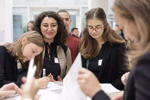 After two months of conducting research in an EPFL laboratory, the interns will present their research projects in the form of a poster or a short oral presentation (My research in 180 sec) to a selected audience including professors, donors, organizers as well as the cohort of interns.