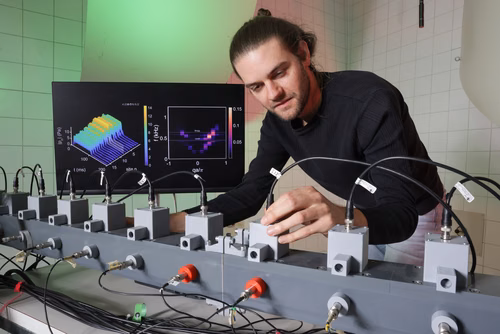 Des scientifiques de l’EPFL ont conçu un système acoustique pour dépasser les contraintes de la physique quantique et étudier comment les atomes communiquent dans la matière condensée. Ils espèrent construire la version acoustique d’un ordinateur quantique.