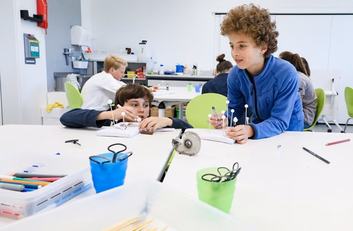  l’EPFL accueille chaque année les classes romandes de 7ème et 8ème pour une journée de découverte des sciences et domaines techniques.