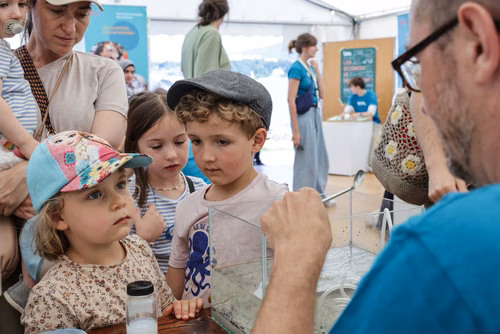 Organisée par le Musée d’histoire des sciences de la Ville de Genève, la Nuit de la science attire, à chaque édition, plus de 30’000 curieux ou passionnés de la science et propose une cinquantaine de stands, ateliers et autres animations qui permettent aux scientifiques d’aller à la rencontre du grand public. Ce dialogue est à la base d’une communication indispensable pour faire découvrir les sciences d’aujourd’hui que ce soit auprès des adultes ou des jeunes. Service de promotion des sciences de l'EPFL 
