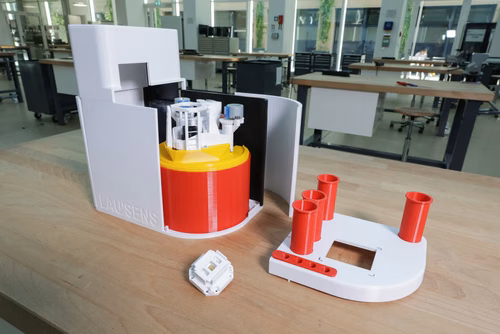 PROJETS ÉTUDIANTS - Le projet Neosens propose un système de détection du sepsis pour les nouveau-nés dans le tiers-monde, alors que MossStandard élabore un prototype de purificateur d’air à base de mousse végétale.