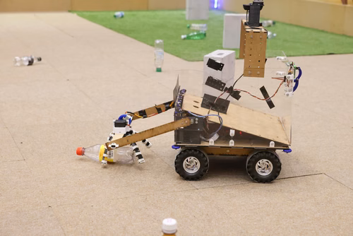 Quatre équipes de trois étudiants ont travaillé pendant un semestre pour concevoir et construire un robot de A à Z. Lors de la compétition, chacun des robots aura 10 minutes pour récolter le plus grand nombre de bouteilles vides et les ramener à la station de recyclage.