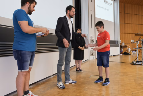 Remises des attestations pour les enfants du Jura 2023 En présence du Ministre de l’éducation du Canton du Jura, M. Martial Courtet Service de promotion des Sciences 