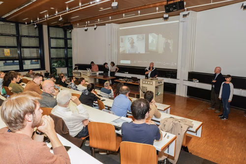 A l'occasion du dernier cours de Claude Nicollier, ses amis, collègues et famille lui ont fait la surprise d'être présents