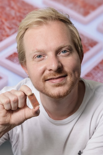 Pionnier des systèmes de refroidissement liquide intégrés sur les puces durant son doctorat, Remco van Erp raconte comment l’interdisciplinarité du Powerlab et l’essor de l’IA générative ont donné l’impulsion à sa start-up, Corintis.
