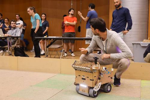 Quatre équipes de trois étudiants ont travaillé pendant un semestre pour concevoir et construire un robot de A à Z. Lors de la compétition, chacun des robots aura 10 minutes pour récolter le plus grand nombre de bouteilles vides et les ramener à la station de recyclage.