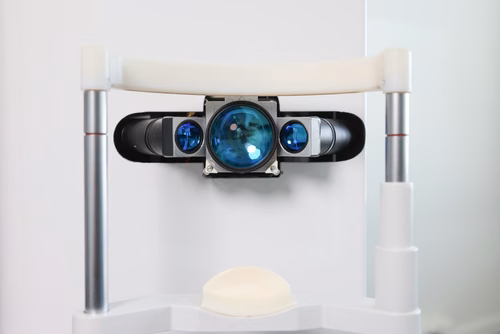 Un appareil ophtalmologique développé par un laboratoire de l’EPFL vise à diagnostiquer certaines maladies oculaires dégénératives bien avant l’apparition des premiers symptômes. Les premiers tests cliniques avec le prototype montrent qu’il permet d’obtenir des images suffisamment précises en 5 secondes. Laboratoire de dispositifs photoniques appliqués