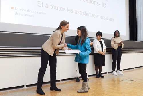 Journée à la découverte des Sciences Remise attestations "Internet & Code pour les filles" Service de la promotion des Sciences de l'EPFL 