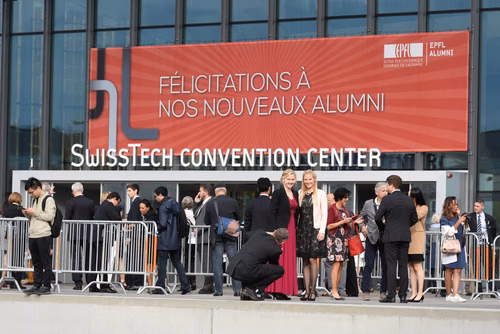  La traditionnelle cérémonie de la Magistrale a mis les diplômés 2018 à l'honneur. Ils l'attendaient depuis cinq ans: ce samedi était enfin le jour de la remise des diplômes de Master de l'EPFL pour 1043 étudiants. Cet événement a réuni 3000 personnes au STCC, dont les étudiants et leur famille, leurs professeurs et de nombreux invités, parmi lesquels le Conseiller fédéral Guy Parmelin.