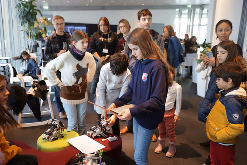 Atelier robotique pour les filles Campus Biotech, remise des attestations