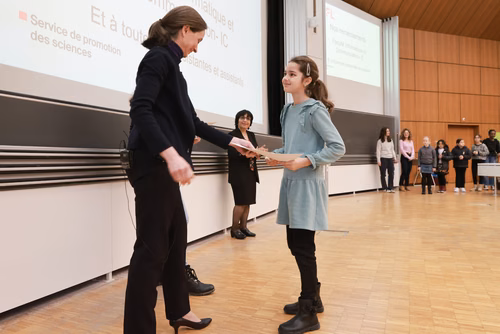 Journée à la découverte des Sciences Remise attestations "Internet & Code pour les filles" Service de la promotion des Sciences de l'EPFL 