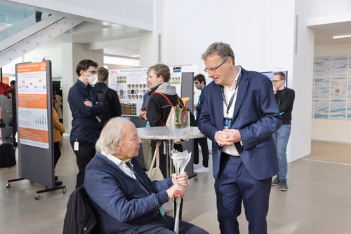 Cette année, la Faculté informatique et communications célèbre son 20e anniversaire, une étape importante dans un domaine qui s’est transformé au cours des deux dernières décennies. Durant cette période, des milliers d’étudiantes et étudiants en bachelor, en master et en doctorat ont obtenu leur diplôme, et ont ensuite contribuer à l’évolution de la branche, tant dans le milieu universitaire que dans le secteur privé.