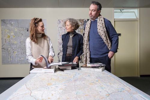 Le Centre Habitat de l’EPFL a réalisé le premier Atlas de Paysages de Paris, remportant un concours organisé par la ville et l’Etat français. L’étude inclut des cartes et des répertoires, mais aussi les perceptions de la population, dans une approche scientifique innovante.