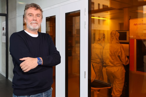 Professeur de microtechnique, Jürgen Brugger est le lauréat de l’EPFL Award for Best Teaching. Il a notamment mis en place un format qui montre aux étudiantes et étudiants le pouvoir de la discussion et de l’échange pour apprendre.