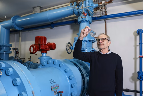Bien qu’il ait reçu de nombreuses reconnaissances internationales pour ses recherches, Urs von Gunten, professeur affilié à l’EPFL et à l'Institut Fédéral Suisse des Sciences et Technologies de l'Eau (Eawag), est un scientifique d’une modestie désarmante. Portrait.
