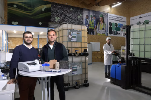 Une étude démontre la pertinence de nouvelles souches environnementales pour la fabrication de biociment. Son premier auteur, Dimitrios Terzis, est chercheur à l’EPFL et co-fondateur de la start-up Medusoil. Depuis 2024, la start-up produit ses liants durables dans le canton de Vaud.