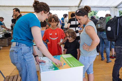 Organisée par le Musée d’histoire des sciences de la Ville de Genève, la Nuit de la science attire, à chaque édition, plus de 30’000 curieux ou passionnés de la science et propose une cinquantaine de stands, ateliers et autres animations qui permettent aux scientifiques d’aller à la rencontre du grand public. Ce dialogue est à la base d’une communication indispensable pour faire découvrir les sciences d’aujourd’hui que ce soit auprès des adultes ou des jeunes. Service de promotion des sciences de l'EPFL 