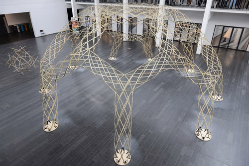 Une collaboration entre le Laboratoire d’informatique géométrique de l’EPFL et une artiste britannique débouche sur la création d’une impressionnante structure en bambous tressés.
