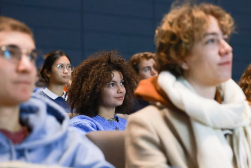 Un événement d’envergure pour préparer son avenir. Comme chaque année, l’EPFL, via son Service de promotion de l’éducation et en collaboration avec ses facultés, se réjouit d'accueillir les gymnasiennes et gymnasiens sur son campus. L’École propose de venir découvrir ses filières de formation, sa communauté estudiantine, son corps enseignant, ses équipes de recherche, les divers services dédiés aux étudiantes et étudiants débutant à l’EPFL, ainsi que les multiples associations chargées d’animer la vie socia