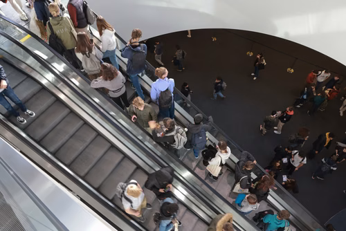 Un événement d’envergure pour préparer son avenir. Comme chaque année, l’EPFL, via son Service de promotion de l’éducation et en collaboration avec ses facultés, se réjouit d'accueillir les gymnasiennes et gymnasiens sur son campus. L’École propose de venir découvrir ses filières de formation, sa communauté estudiantine, son corps enseignant, ses équipes de recherche, les divers services dédiés aux étudiantes et étudiants débutant à l’EPFL, ainsi que les multiples associations chargées d’animer la vie socia