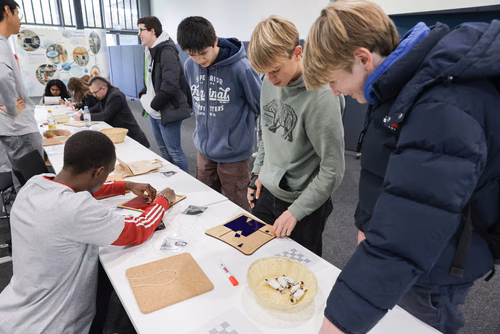Un événement d’envergure pour préparer son avenir. Comme chaque année, l’EPFL, via son Service de promotion de l’éducation et en collaboration avec ses facultés, se réjouit d'accueillir les gymnasiennes et gymnasiens sur son campus. L’École propose de venir découvrir ses filières de formation, sa communauté estudiantine, son corps enseignant, ses équipes de recherche, les divers services dédiés aux étudiantes et étudiants débutant à l’EPFL, ainsi que les multiples associations chargées d’animer la vie socia