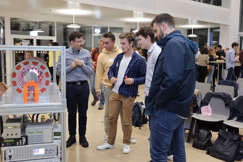 After two months of conducting research in an EPFL laboratory, the interns will present their research projects in the form of a poster or a short oral presentation (My research in 180 sec) to a selected audience including professors, donors, organizers as well as the cohort of interns.