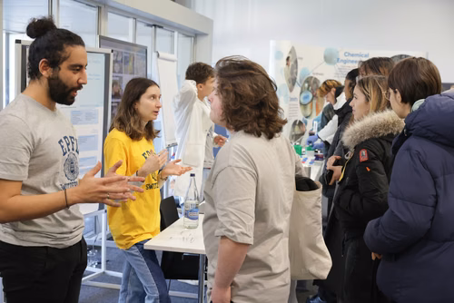 Un événement d’envergure pour préparer son avenir. Comme chaque année, l’EPFL, via son Service de promotion de l’éducation et en collaboration avec ses facultés, se réjouit d'accueillir les gymnasiennes et gymnasiens sur son campus. L’École propose de venir découvrir ses filières de formation, sa communauté estudiantine, son corps enseignant, ses équipes de recherche, les divers services dédiés aux étudiantes et étudiants débutant à l’EPFL, ainsi que les multiples associations chargées d’animer la vie socia