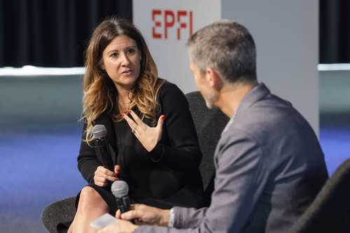 Dr Maria Van Kerkhove est une experte reconnue dans le domaine de la santé mondiale, actuellement Directrice par intérim de la gestion des menaces épidémiques et pandémiques à l’Organisation mondiale de la santé (OMS). Elle a joué un rôle essentiel en tant que responsable technique COVID-19, en charge du programme d’urgences sanitaires, puis en tant que responsable mondiale des incidents lors de l’épidémie de variole simienne (mpox) de 2024, déclarée urgence de santé publique de portée internationale (USPPI
