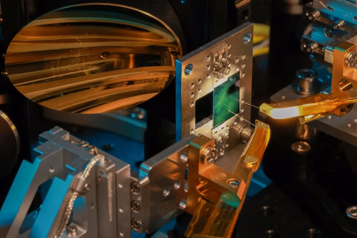 Des chercheuses et chercheurs de l’EPFL, en collaboration avec l’Université de Harvard et l’ETH Zurich, ont mis au point un nouveau circuit en couche mince qui génère des ondes de fréquence térahertz adaptables avec précision lorsqu’il est connecté à un faisceau laser.