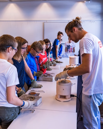 Le campus de l'EPFL était en liesse ce week-end à l'occasion des Portes ouvertes organisées pour le 50è anniversaire de l'Ecole. Près de 40'000 visiteurs ont parcouru le site sous un soleil radieux. 