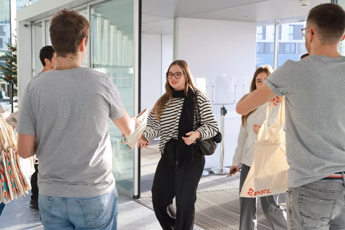 Un événement d’envergure pour préparer son avenir. Comme chaque année, l’EPFL, via son Service de promotion de l’éducation et en collaboration avec ses facultés, se réjouit d'accueillir les gymnasiennes et gymnasiens sur son campus. L’École propose de venir découvrir ses filières de formation, sa communauté estudiantine, son corps enseignant, ses équipes de recherche, les divers services dédiés aux étudiantes et étudiants débutant à l’EPFL, ainsi que les multiples associations chargées d’animer la vie socia