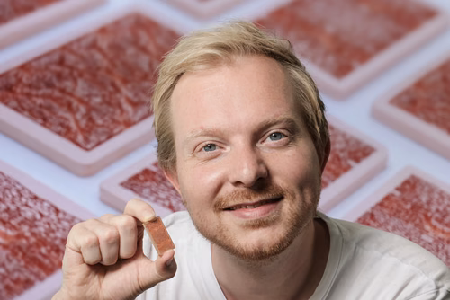 Pionnier des systèmes de refroidissement liquide intégrés sur les puces durant son doctorat, Remco van Erp raconte comment l’interdisciplinarité du Powerlab et l’essor de l’IA générative ont donné l’impulsion à sa start-up, Corintis.