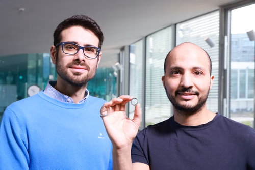 Le plus petit capteur PPG au monde, issu de l’EPFL et développé par une spin-off, permet aujourd’hui de placer dans une bague ressemblant à un bijou un système de suivi de santé aussi performant que celui des montres actuellement sur le marché. Une miniaturisation qui semble convaincre le grand public puisque le financement participatif lancé par la start-up est cinq fois plus élevé que prévu.