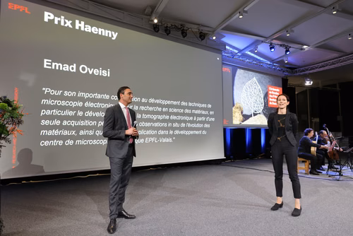 Cette cérémonie a pour objectif de remettre les Prix de la Recherche de l'EPFL aux lauréat·es et de féliciter toutes les doctorantes et doctorants qui ont terminé leur thèse avec succès cette année.