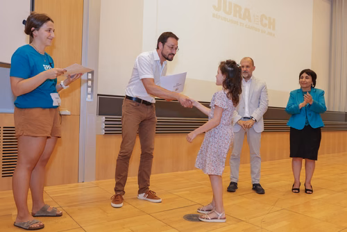 Remise des attestations aux participantes et participants aux cours organisés par le Service de Promotion des Sciences dans le canton du Jura. Avec la participation, pour cette édition, du ministre de l'enseignement, Martial Coutet et du vice-président pour l’innovation et l’impact, Edouard Bugnon