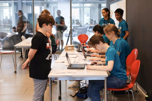 Le concours Alkindi-suisse est une compétition de cryptographie qui a lieu chaque année et ouverte aux classes de 9e, 10e et 11e secondaires. Il est organisé par l’EPFL, les associations Animath et France-ioi. La participation est entièrement gratuite.
