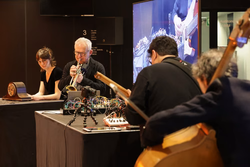 Dans le cadre de l'exposition actuelle Musica ex Machina, des artistes-chercheur·euses de l'Orpheus Instituut de Gand (BE) explorent l'espace intermédiaire. Ils·elles présentent des instruments nouveaux et étendus, des interfaces inédites, des objets quotidiens réaffectés et l'espace lui-même. Nous faisons l'expérience de l'interaction entre musiciens et algorithmes, de la mécanique à l'IA, dans la composition, l'improvisation et l'installation, pour sonder la technicité inhérente à la musique et à la fabri