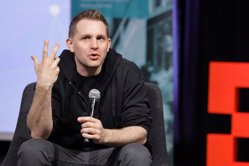 Max Schrems est une figure clé dans le domaine de la protection des données internationales, salué pour ses efforts juridiques novateurs visant à défendre les droits individuels en matière de données.