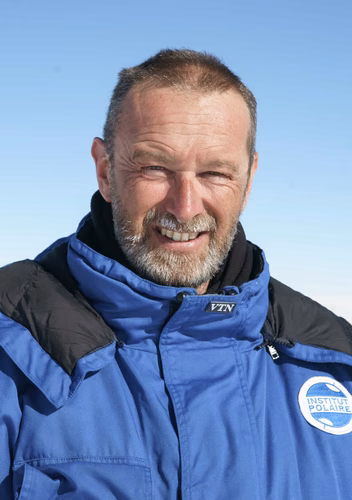 Jérôme Chappellaz professeur ordinaire de sciences et ingénierie de l’environnement (observation environnementale en conditions extrêmes) à la Faculté de l’environnement naturel, architectural et construit (ENAC).