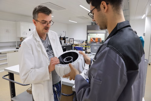 Sébastien Martinerie, expert en impression 3D depuis plus de 20 ans, a modélisé et imprimé des milliers de prototypes, dont des organes humains pour former des chirurgiennes et chirurgiens. Il encadre aujourd'hui plus de 500 étudiantes et étudiants au SPOT.