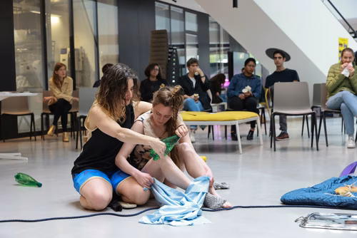 Dans le cadre du festival Les Culturelles du CDH-Culture et suite au workshop RUINED qui a permis à des étudiant·es de fabriquer une sculpture en mycelium, la performance MOLDING propose un ensemble de gestes performatifs dans le prolongement de l’œuvre vivante.