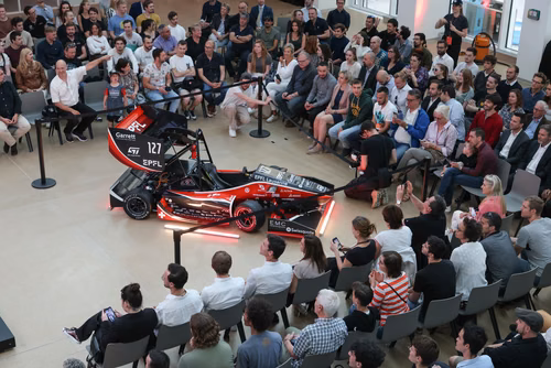 L’équipe a dévoilé mercredi soir sa nouvelle voiture de Formula Student électrique dans le nouveau makerspace de l’EPFL. Elle participera à quatre compétitions cet été en Europe. Artemis, la nouvelle voiture de Formula Student de l'EPFL Racing Team.