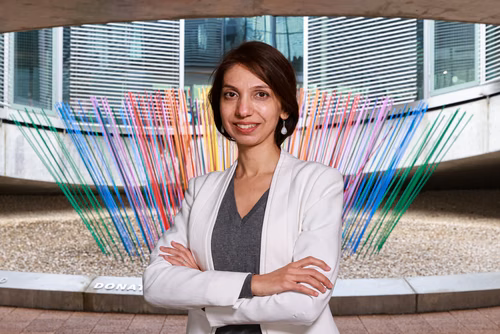 Maryam Meylan, legal counsel at EPFL and a Geneva Bar trainee attorney, has just won the prestigious Caen Memorial’s international pleading competition. The Iranian delivered a moving account of the situation in her country, which also earned her the public award.
