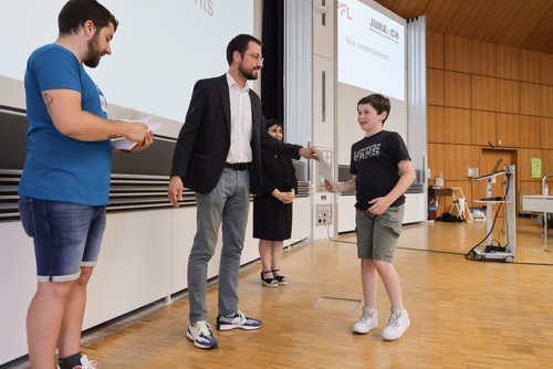 Remises des attestations pour les enfants du Jura 2023 En présence du Ministre de l’éducation du Canton du Jura, M. Martial Courtet Service de promotion des Sciences 